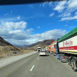 Schlangen von LKW´s auf und nach Russland