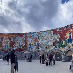 Alte sowejtische Sehenswürdigkeit im Kaukasus