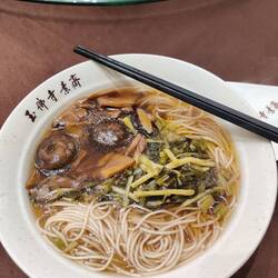 Repas végétarien au temple bouddhiste