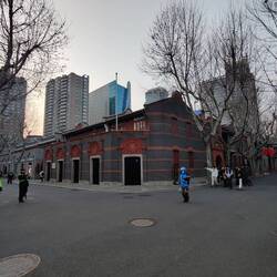 Barbouzes, barbouzes, barbouzes... Enfin bon, je suis le seul barbu.