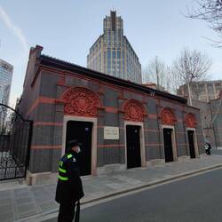 🛠️🇨🇳 (Il n'y avait pas de faucille en smiley...)