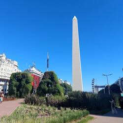 Der Obelisk auf der Plaza de la República und an der angeblich breitesten Strasse der Welt