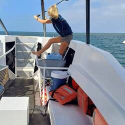 nein, nicht beim Fischen, sie weist den Weg zur Boje 😁