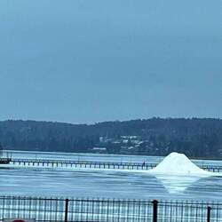 Rättvik...vereister Springbrunnen aus der Ferne🫣