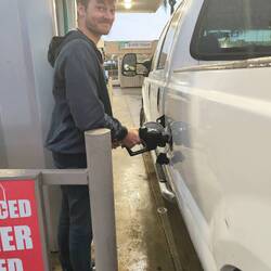 Wir erhalten spontan ein Auto ausgeliehen & sind verwirrt: grün = Diesel, schwarz = Benz