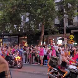 lautstarke Eröffnung des Umzugs