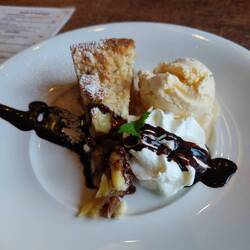 Warmer Apfelkuchen mit Eis und Sahne