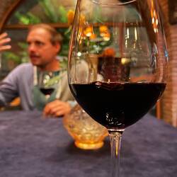 tief ins Glas schauen