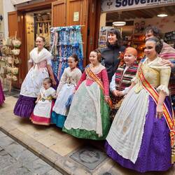 In traditioneller Tracht und mit Musik wird von den Geschäftsleute Geld für die Fallas gesammelt