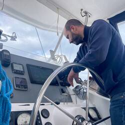 Dimitris am Überprüfen des Autopiloten