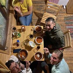 Zusammen Borsch essen und Wein trinken