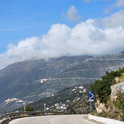 Ohoh... La montagne se rapproche. On voit les lacets !