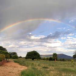 Regenbogen über dem Camp