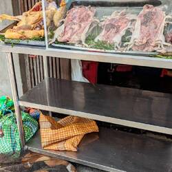 Cuyes (Meerschweinchen) im Sack und in der Vitrine