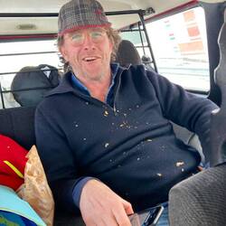 De journalist van dienst na een croissant