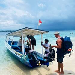 Helmut hilft uns beim Einsteigen 🚤🎒🙏🏽