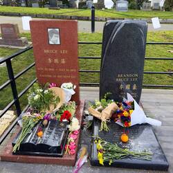 Bruce Lee and Brandon Lee's graves at Lake View Cemetery.