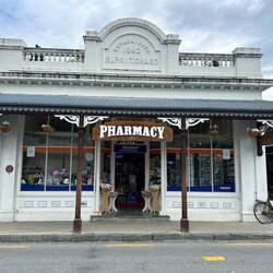 Alte und noch bestehende Apotheke