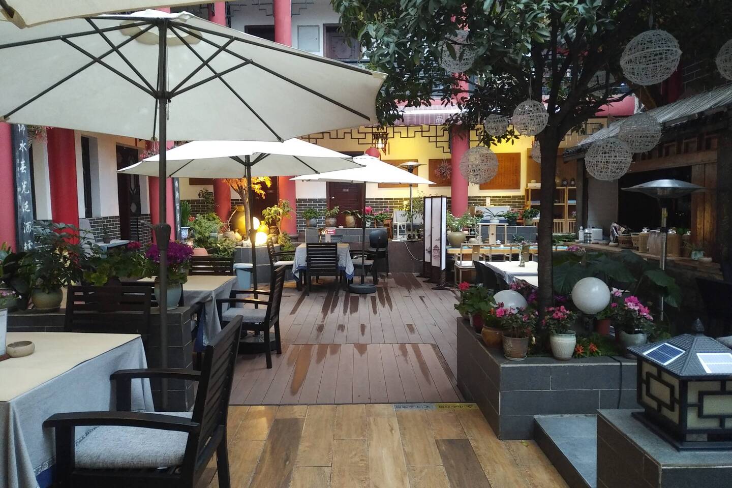 Breakfast is served in the courtyard - outdoor. This morning we had 7 degree.