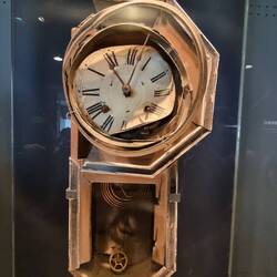 11.02 Uhr stehengeblieben.