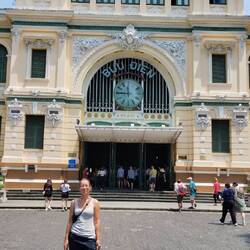 Die sich auch in einem sehr ansehnlichen Gebäude befindet.