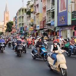 Der Tag wird vom Summen der Xe máy begleitet