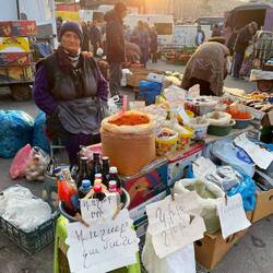 Typischer Markt in Armenien - hier am Bahnhof mit z.B. Aprikosen (Nationalfrucht)