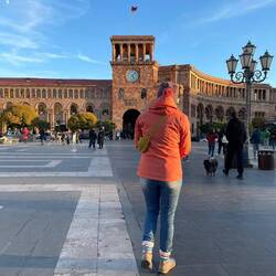 Stadtführung über den zentralen Platz an den Sandsteinbauten