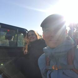 Auf dem Rückweg trampen wir wieder. Dieses Mal auf der Ladefläche eines netten älteren Paares.