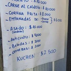 Auf dem Rückweg gucken wir nochmal beim Fest von La Minga vorbei. Empanadas und "Kuchen".