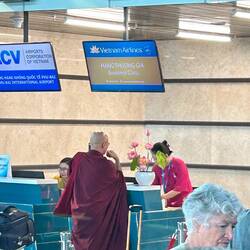Auch Mönche wollen komfortabel reisen und deshalb Business Class