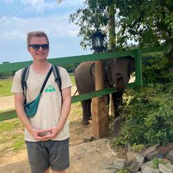 Sie posen beide fürs Foto!