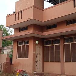 A gauche la petite maison. En haut un espace dédié au yoga ''shala'' pas en fonction actuellement