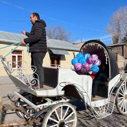 Hier kommt der Nikolaus in der weißen Kutsche