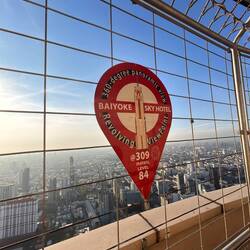 Eine sich drehende Plattform in der 84 Etage