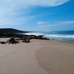 Sandstrand "Ilha do Pessegueiro" & Fort ganz links.