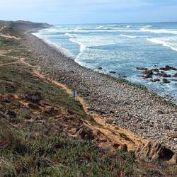 Vom Meer rund geschliffene Steine.