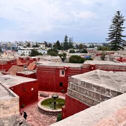 Klosteranlage und Blick auf Arequipa