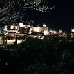 ...und nun bei Nacht...jetzt schon imposant!!! Wir freuen uns schon darauf.