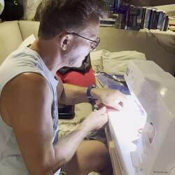 Uwe fleissig beim Flaggennähen!