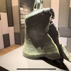 die geschmolzene Kirchenglocke nach dem Vulkanausbruch