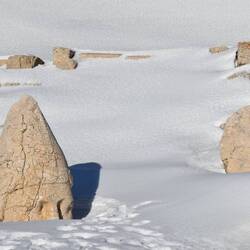 Antiochos établit son culte personnel, ainsi que celui des dieux au sommet de la montagne