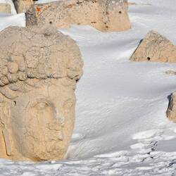 Les statues monumentales étaient assises face à la vue
