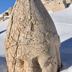 Les têtes des statues tombées mesurent environ 2 m