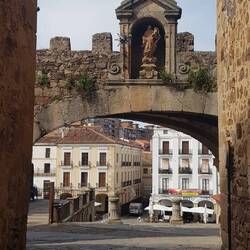 Blick durch einen Bogen auf den Plaza Mayor im Hintergrund