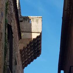 Einer der vielen Pechbalkone an einem Palacio