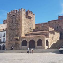 ...auf diesen Turm + Wehrmauer geht es gleich