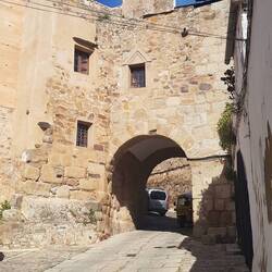 Durch das römische Tor in die Altstadt