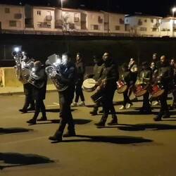 2 Stunden sind sie im Gleichschritt im Kreis gelaufen, immer wieder an unseren Wagen vorbei.