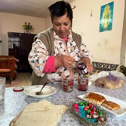 Diese Dame verkaufte uns ihre Himbeermarmelade am Morgen noch im Schlafanzug